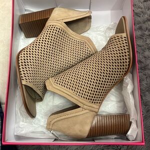 Vince Camuto women’s heeled sandal in tortilla